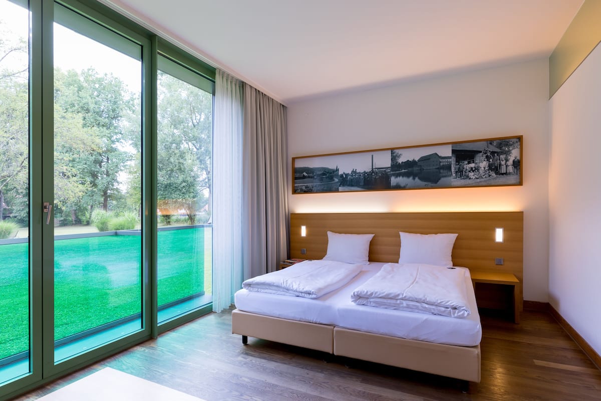 premium bedding, in-room safe, desk, laptop workspace