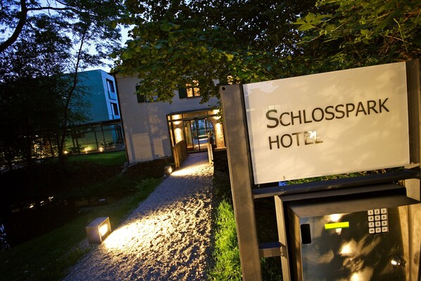 Fachada de la propiedad por la tarde o noche