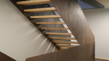 Una escalera de madera con barandales de metal.