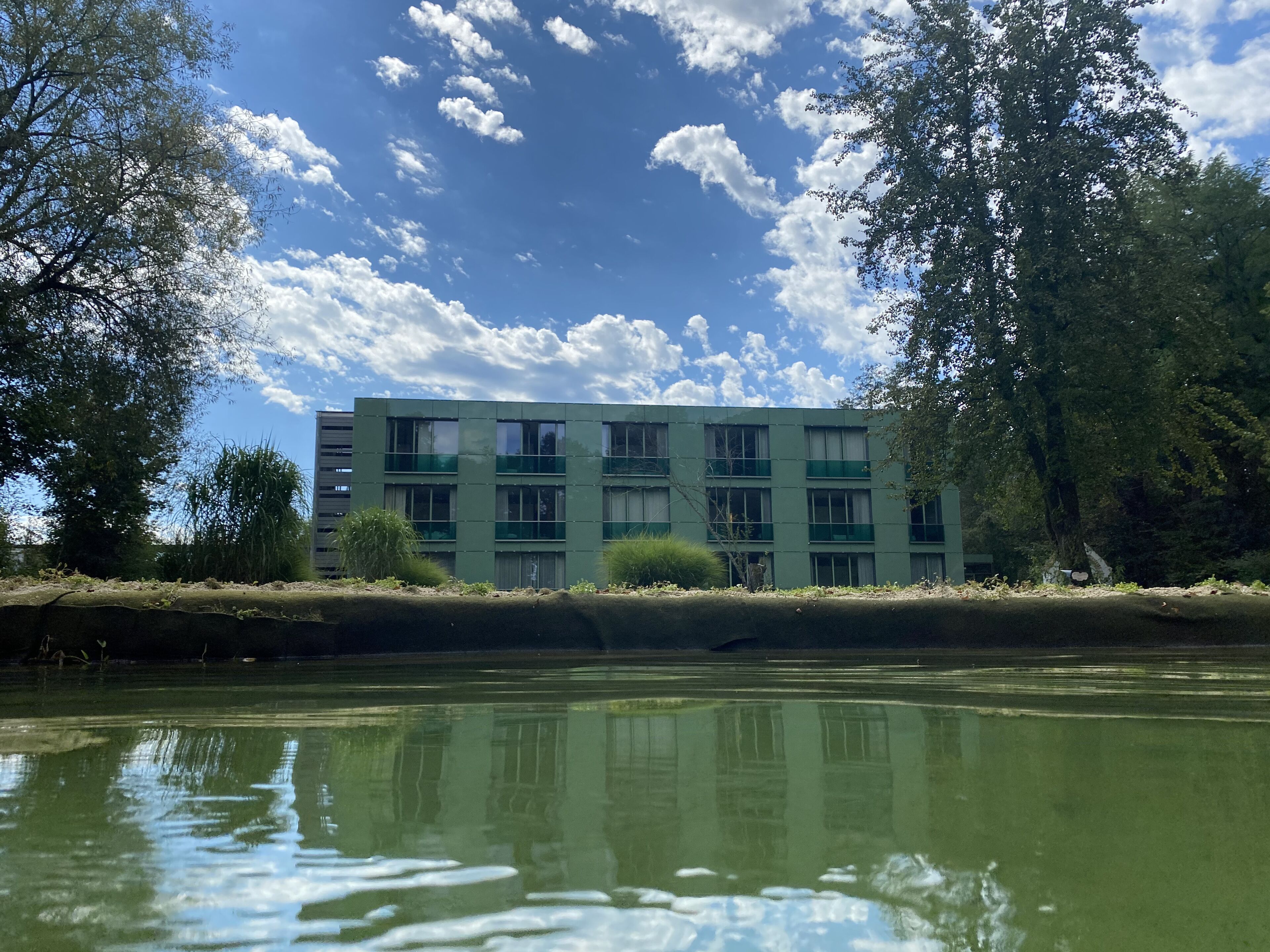 حمّام سباحة خارجي موسمي، مقاعد للتشمس