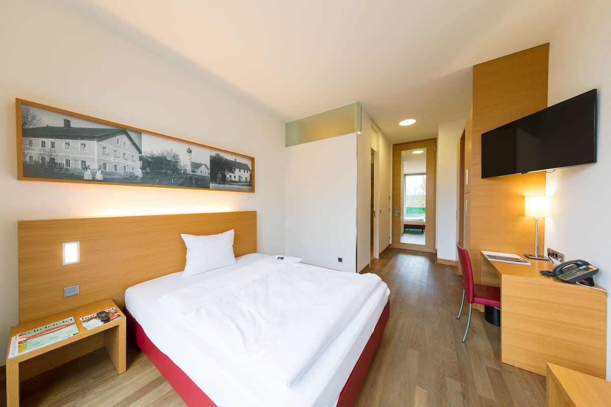 Single Room | Premium bedding, in-room safe, desk, laptop workspace