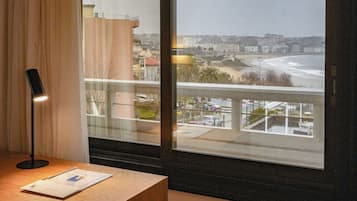 Minibar, Zimmersafe, Schreibtisch, Verdunkelungsvorhänge