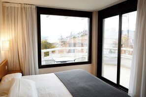 Minibar, in-room safe, desk, blackout curtains - Gran Hotel Victoria (Santander)