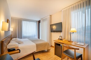 Double Room, Terrace | Minibar, in-room safe, desk, blackout drapes - Gran Hotel Victoria (Santander)