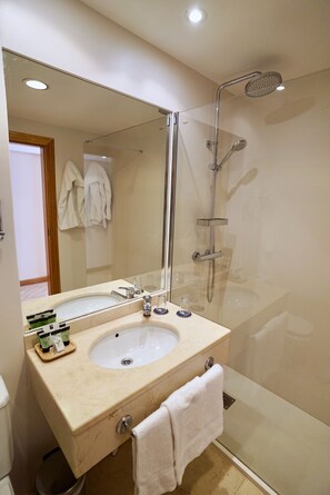 Hair dryer, bidet, towels - Gran Hotel Victoria (Santander)