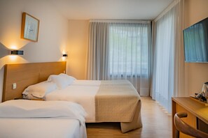 Triple Room, Terrace | Minibar, in-room safe, desk, blackout drapes - Gran Hotel Victoria (Santander)
