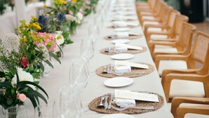 A long dining table with chairs and floral centerpieces. - Gran Hotel Victoria (Santander)