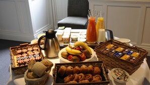 Een ontbijtbuffet met diverse etenswaren en drankjes.