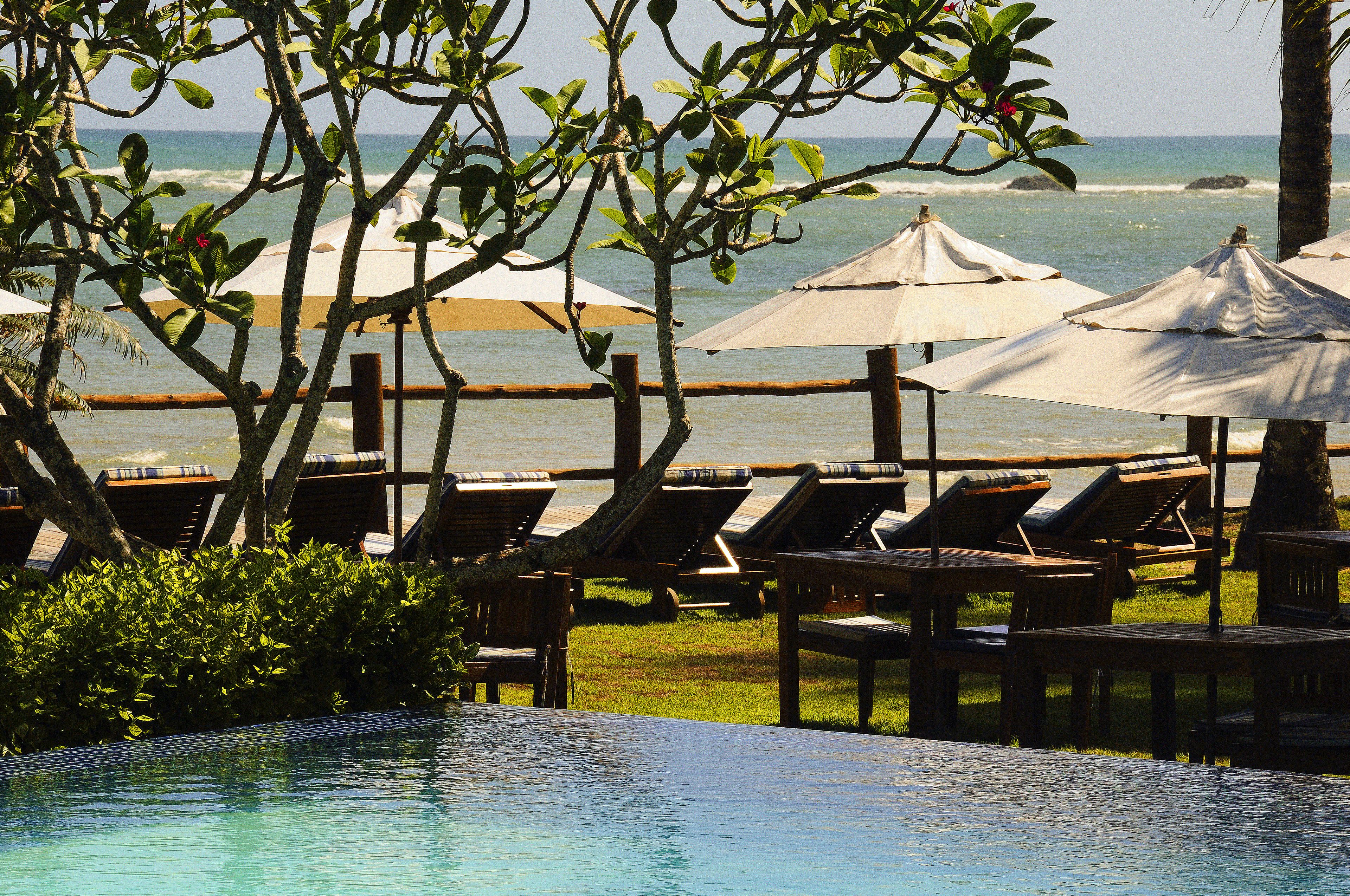 Utendørsbasseng og solsenger