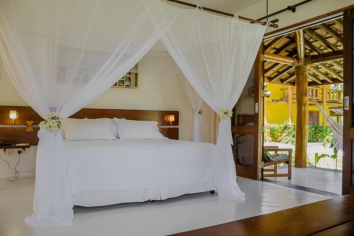 Roupas de cama premium, camas com colchões pillow-top, frigobar