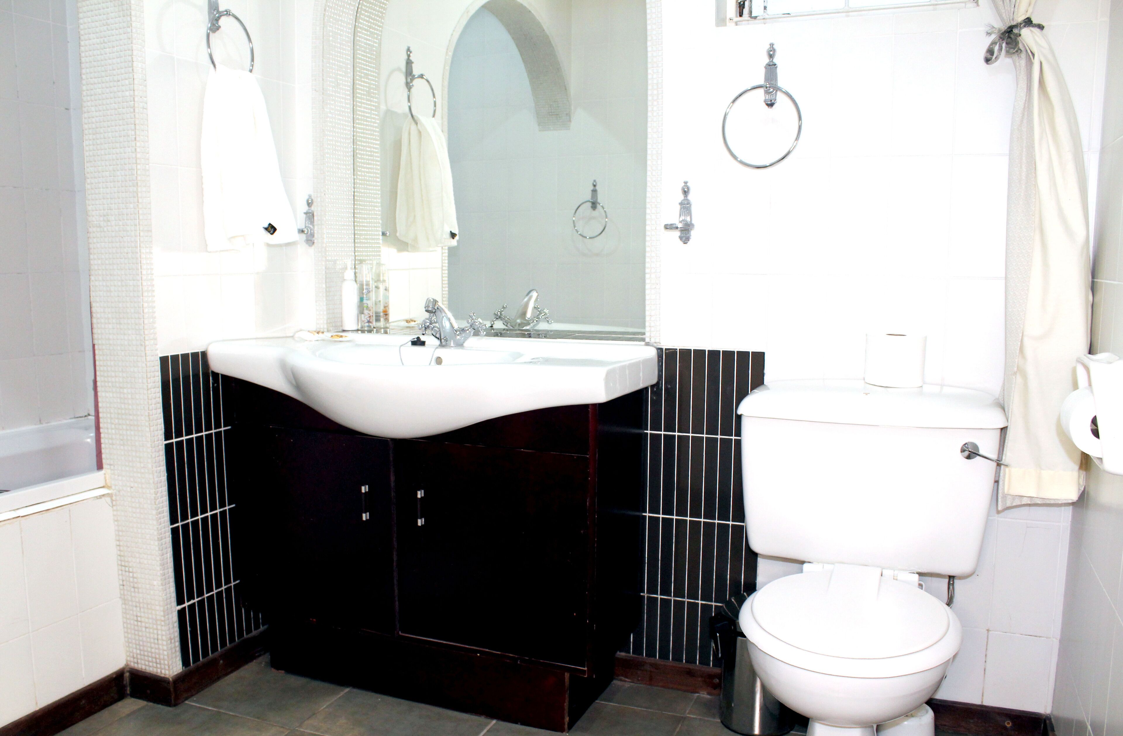 Queen Bedroom Red | Bathroom