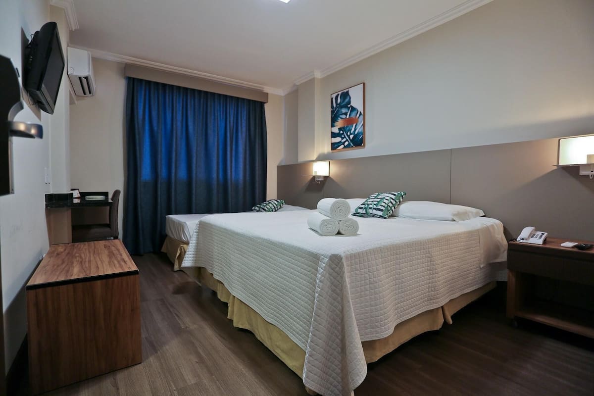 Minibar, in-room safe, desk, WiFi (free)