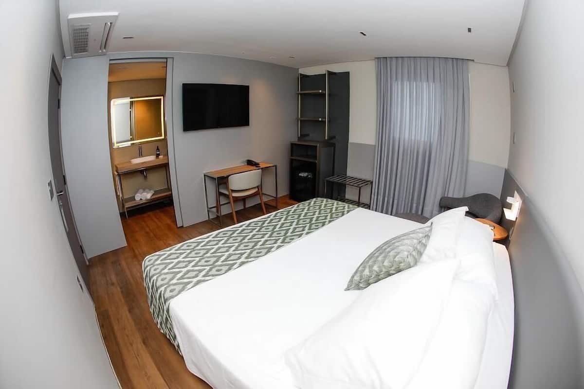 Minibar, in-room safe, desk, WiFi (free)