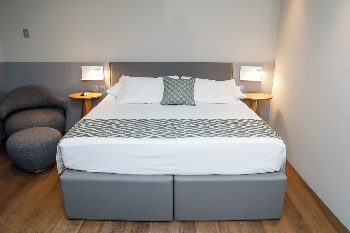 Dobbelt- eller tomannsrom – deluxe | Minibar, safe på rommet, skrivebord og wi-fi (inkludert)