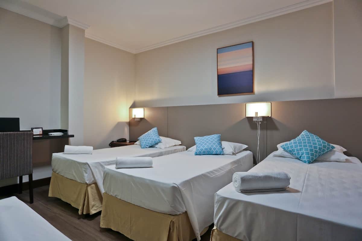 Habitación cuádruple superior | Minibar, caja fuerte, escritorio y wifi gratis