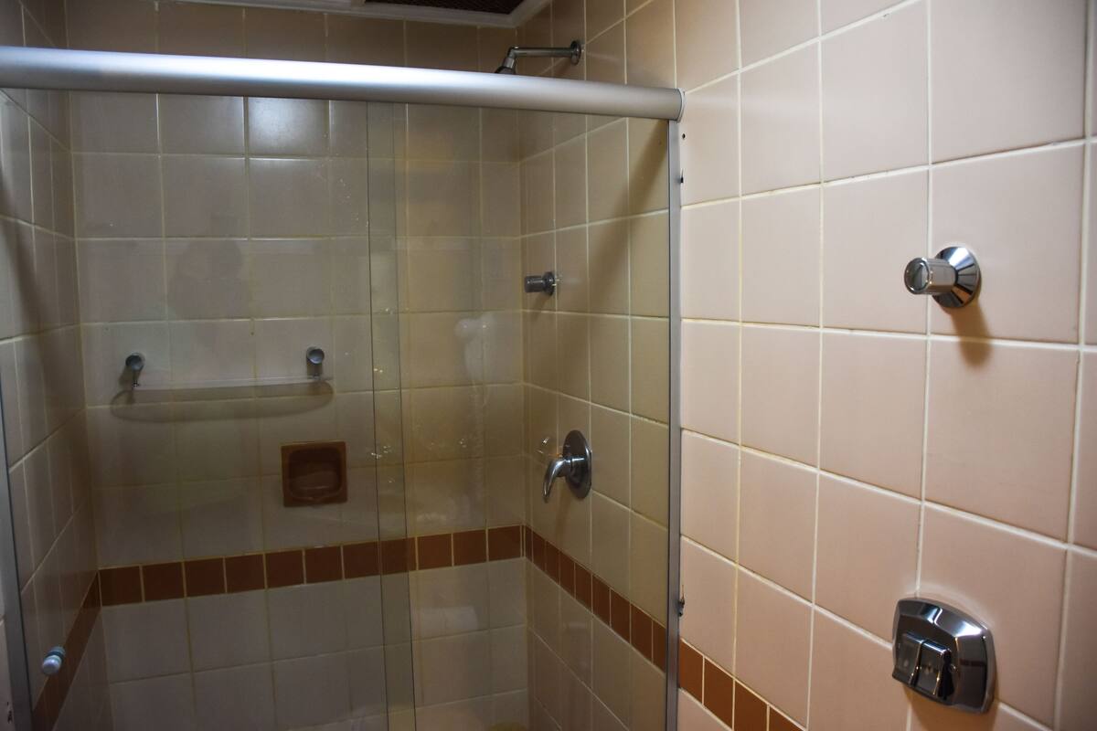 Habitación Deluxe con 1 cama doble o 2 individuales | Baño | Ducha, artículos de higiene personal gratuitos y secador de pelo