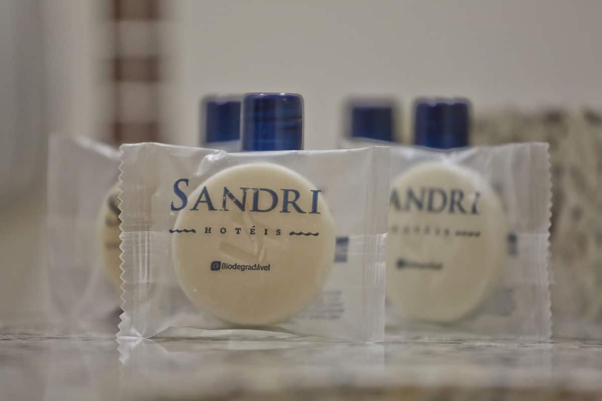 Ducha, artículos de higiene personal gratuitos y secador de pelo