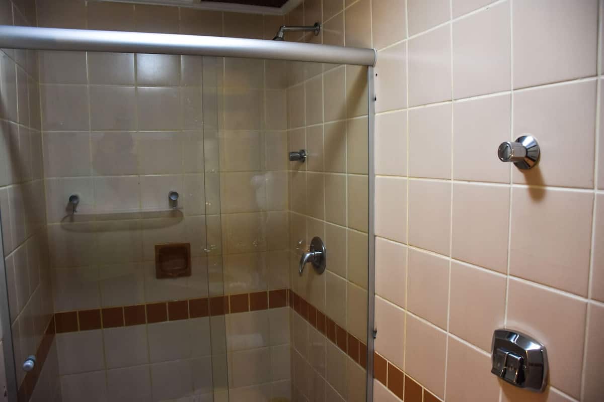 Baño | Ducha, artículos de higiene personal gratuitos y secador de pelo