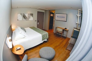 Habitación Deluxe con 1 cama doble o 2 individuales | Minibar, caja fuerte, escritorio y wifi gratis