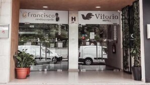 Der Eingang zum Vitoria Hotel, im Hintergrund ist ein Schild für das Francisco Restaurante zu sehen.