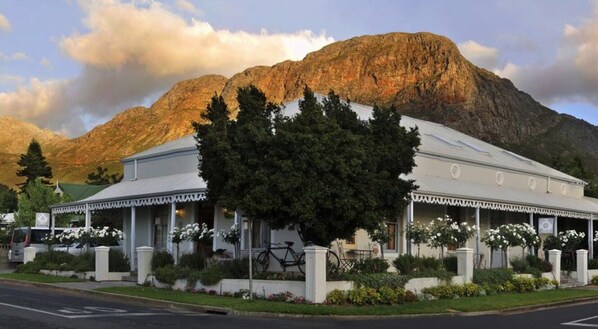Front of property - Centre Ville Guest House (Franschhoek)