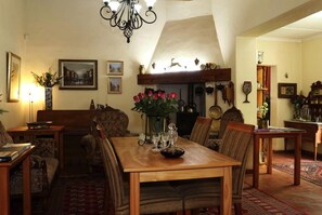 Lobby sitting area - Centre Ville Guest House (Franschhoek)