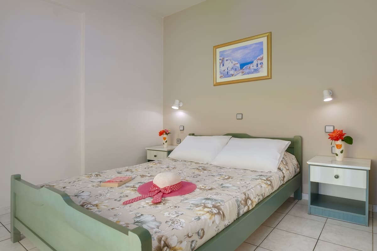 Blackout curtains, free cots/infant beds