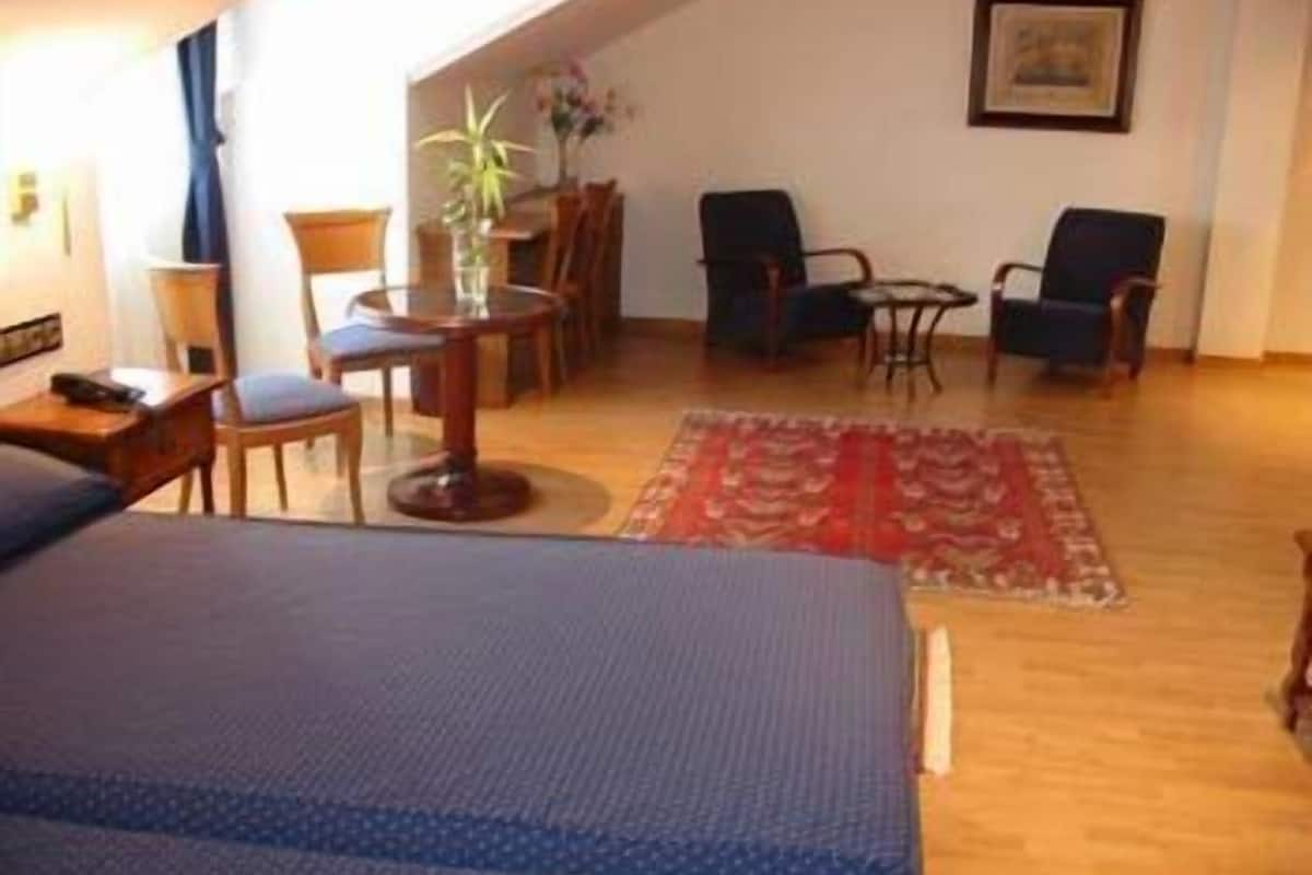 double room | 1 bedroom, in-room safe, desk, soundproofing