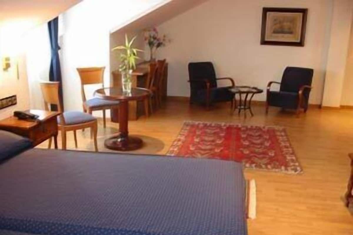Doppelzimmer | Zimmersafe, Schreibtisch, schallisolierte Zimmer, Bügeleisen/Bügelbrett
