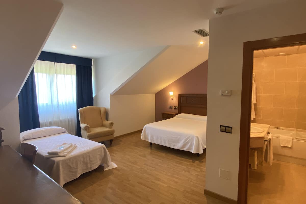 standard triple room | 1 bedroom, in-room safe, desk, soundproofing