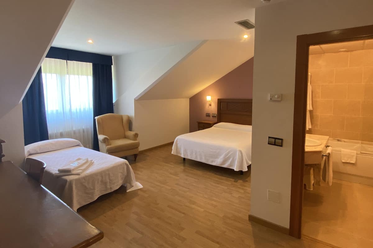 Standard-Dreibettzimmer | Zimmersafe, Schreibtisch, schallisolierte Zimmer, Bügeleisen/Bügelbrett