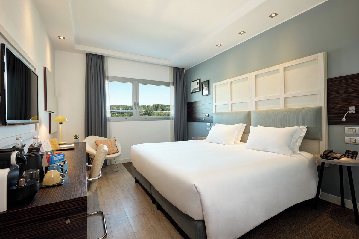 Seprai premium, selimut bulu angsa, minibar, dan brankas
