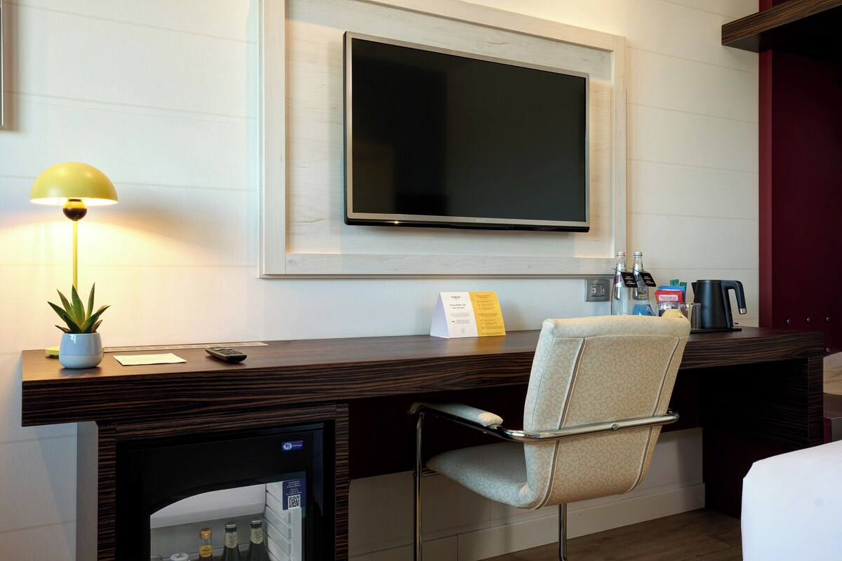 Seprai premium, selimut bulu angsa, minibar, dan brankas