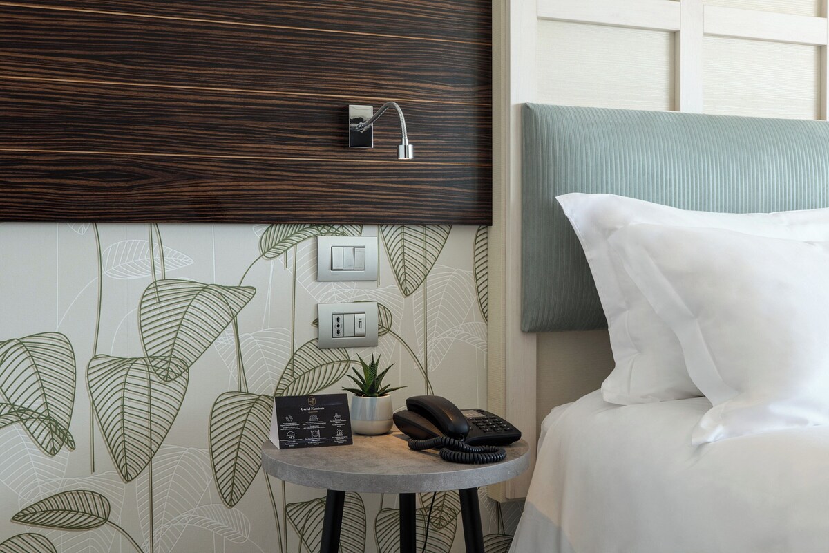 Seprai premium, selimut bulu angsa, minibar, dan brankas