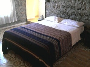 Egyptian cotton sheets, Select Comfort beds, in-room safe, desk - Riad Dar Fatna (Ait Taguella)