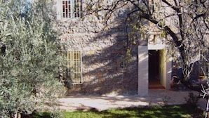 A stone building with a small entrance and a window. - Riad Dar Fatna (Ait Taguella)