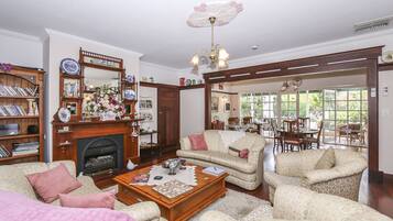 En 24-tommers Flatskjerm-TV med digitale kanaler samt TV