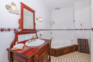 The Rose Suite & cooked gourmet breakfast - King bed with ensuite and 2 person spa | Bathroom | Hair dryer, towels