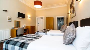 Triple Room | Desk, iron/ironing board, cribs/infant beds, free WiFi