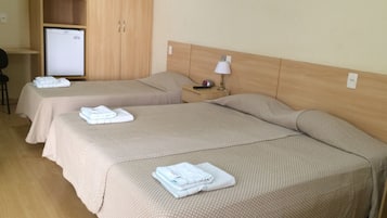 Habitación triple | Minibar, caja de seguridad en la habitación, escritorio y wifi gratis