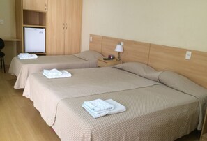 Habitación triple | Minibar, caja de seguridad en la habitación, escritorio y wifi gratis 