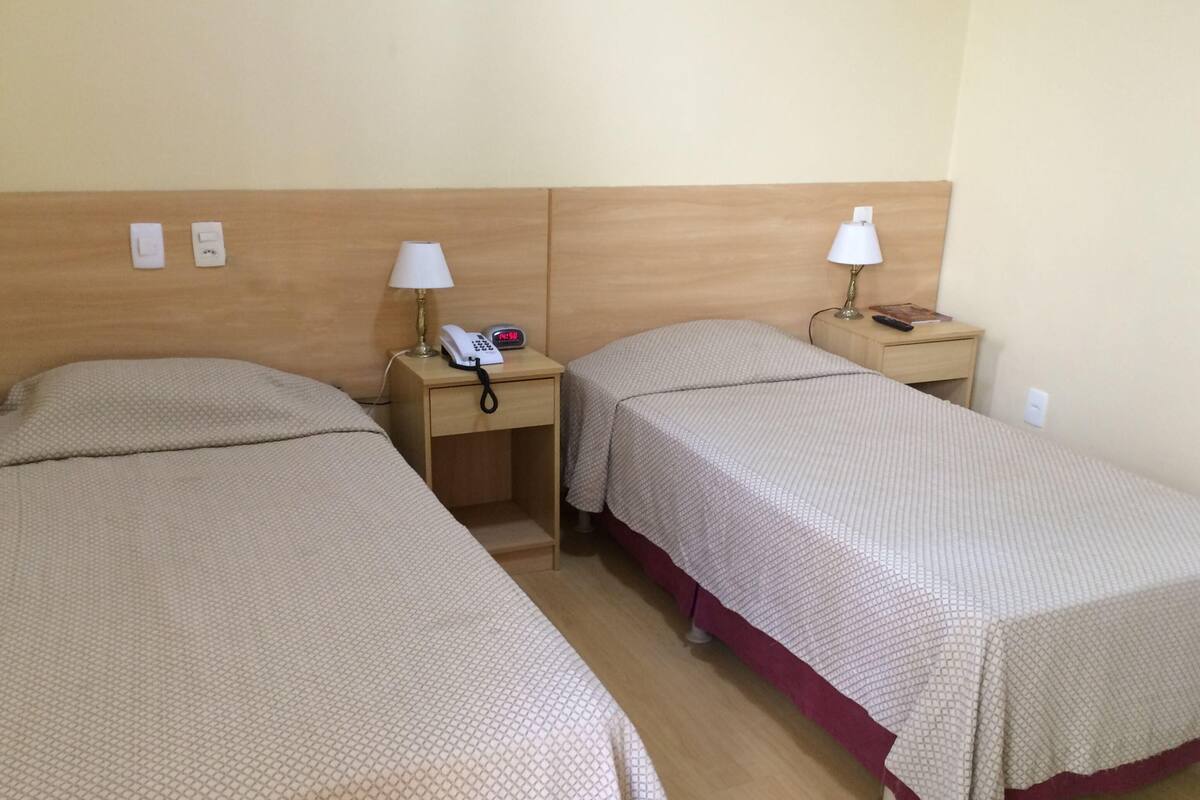Minibar, in-room safe, desk, WiFi (free)