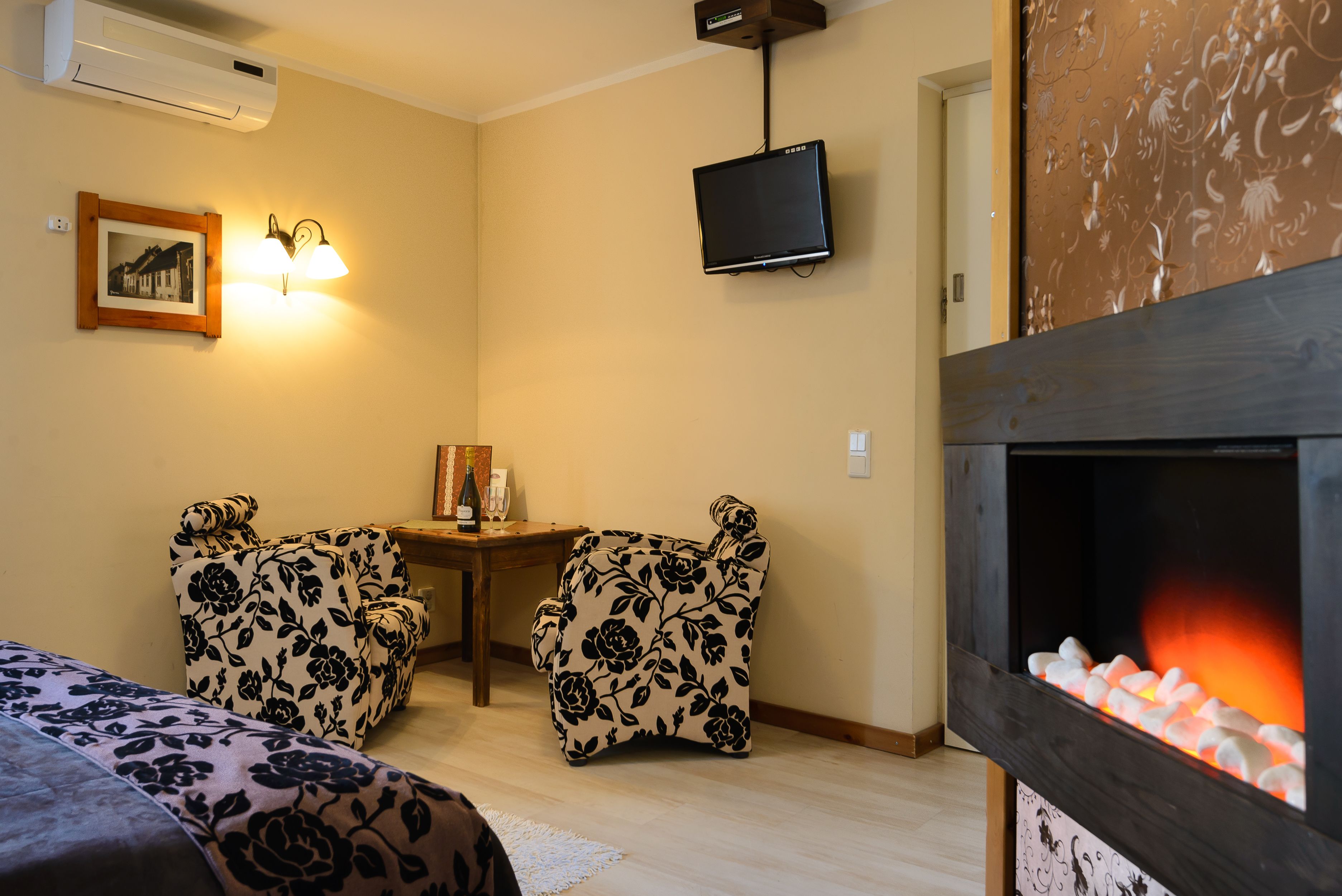 deluxe double room, fireplace | minibar, in-room safe, desk, rollaway beds