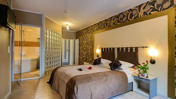 Junior Suite with SPA Bath | Minibar, in-room safe, desk, rollaway beds