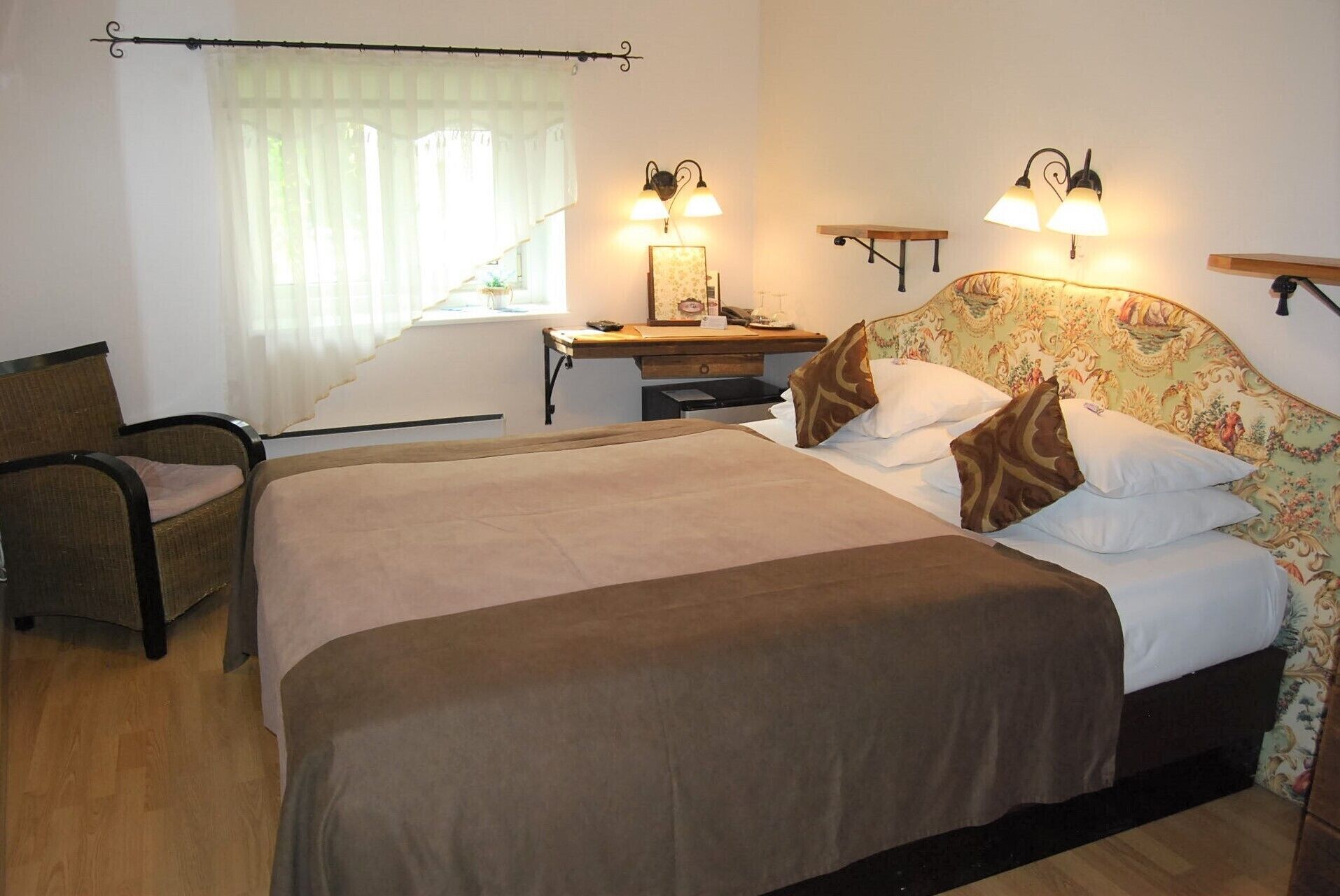 double room | minibar, in-room safe, desk, rollaway beds