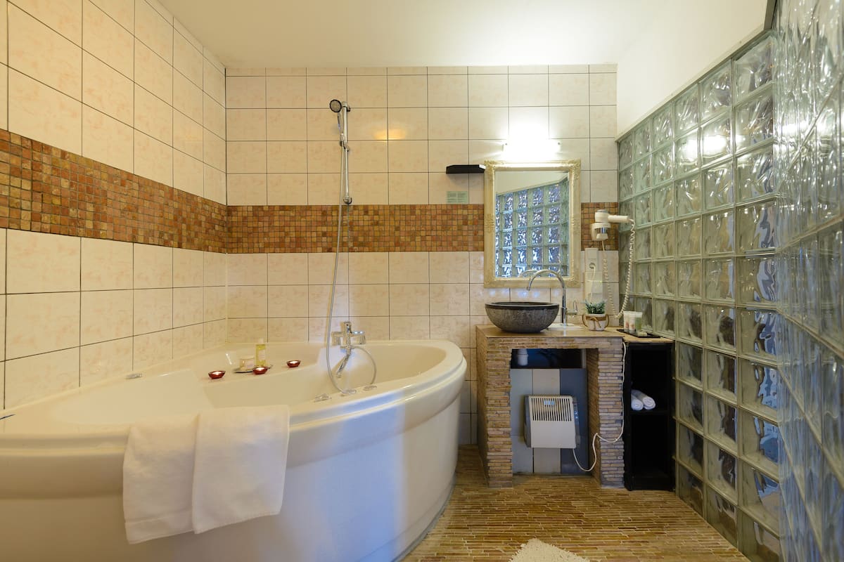 junior suite with spa bath | bathroom | free toiletries, hair dryer, towels