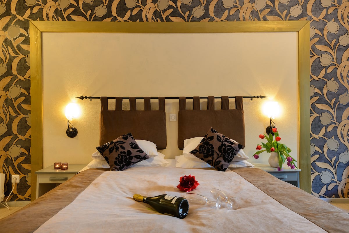 junior suite with spa bath | minibar, in-room safe, desk, rollaway beds