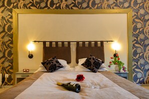 Junior Suite with SPA Bath | 迷你吧、客房內保險箱、書桌、折疊床/加床