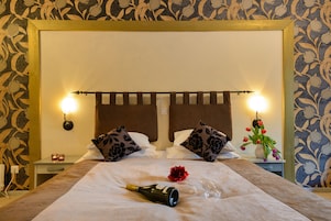 Junior Suite with SPA Bath | Frigobar, cofres nos quartos, escrivaninha