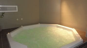 Indoor spa tub